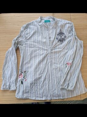 Elegant Embroidered Women's Shirt With Button Collar